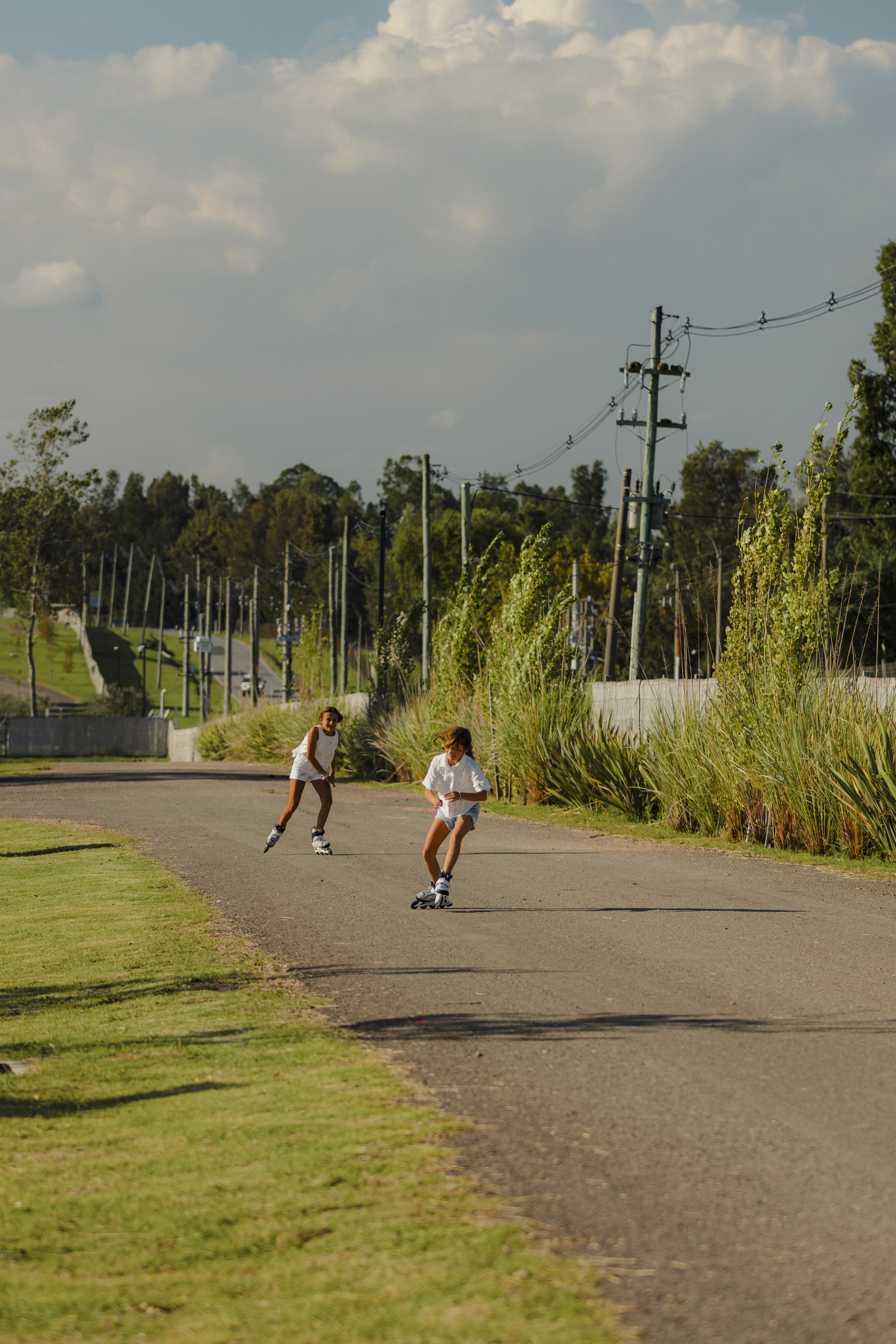 Chicas andando en rollers por el barrio