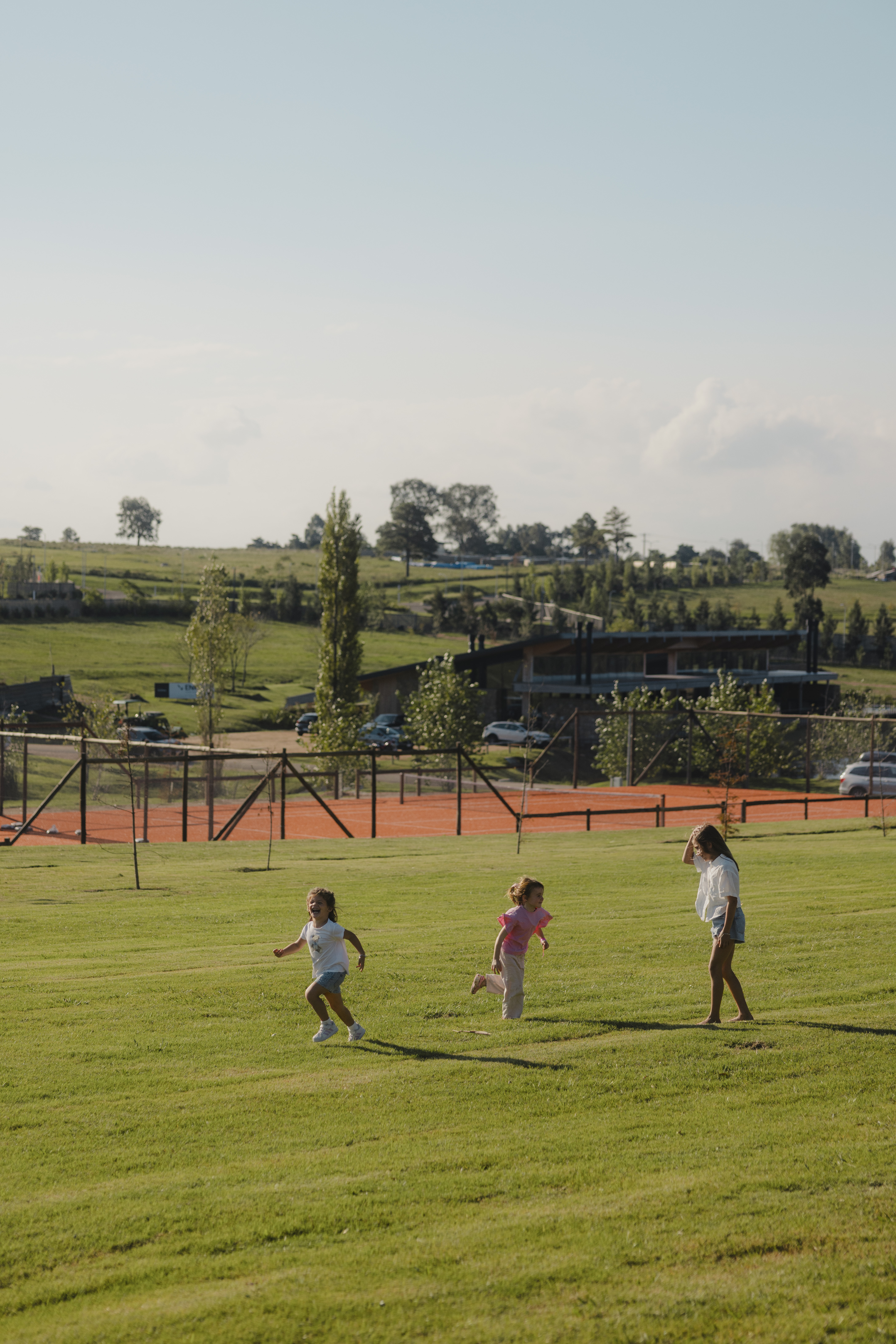 Niñas jugando en Los Olivos de Los Horneros