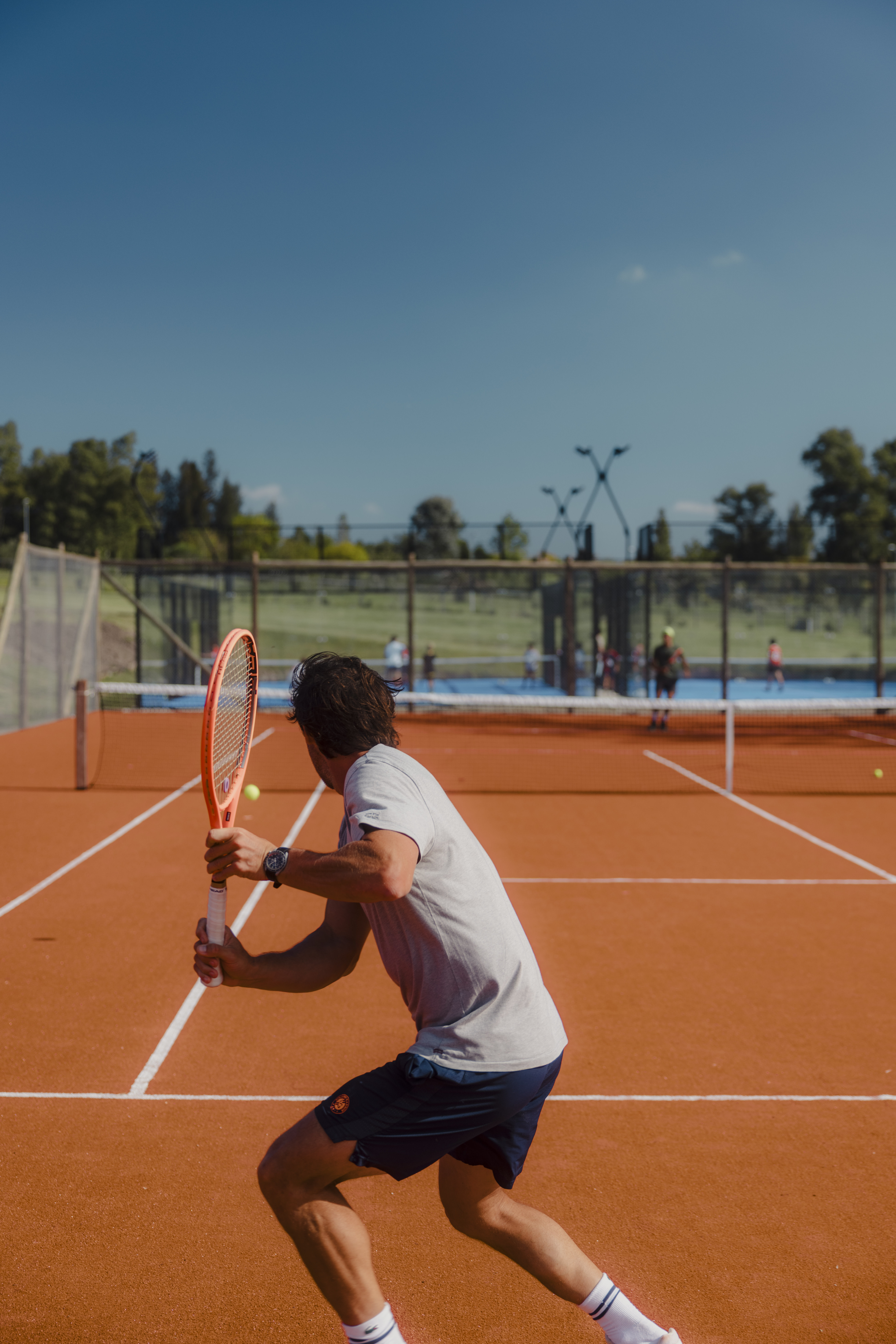 Partido de tenis en las canchas del barrio