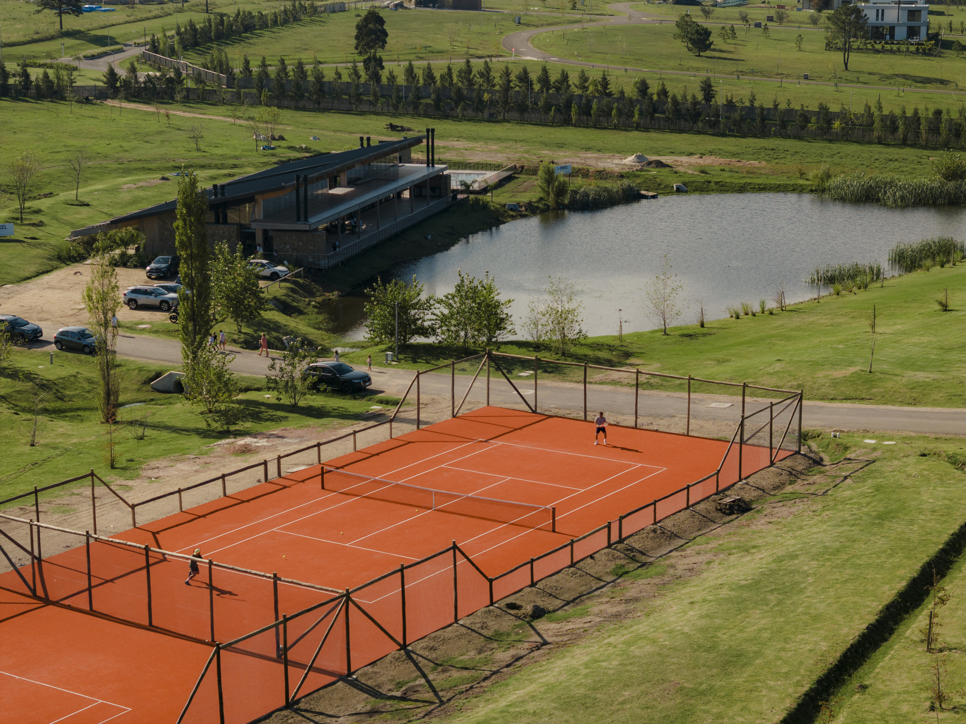 Vecinos jugando en la cancha del barrio