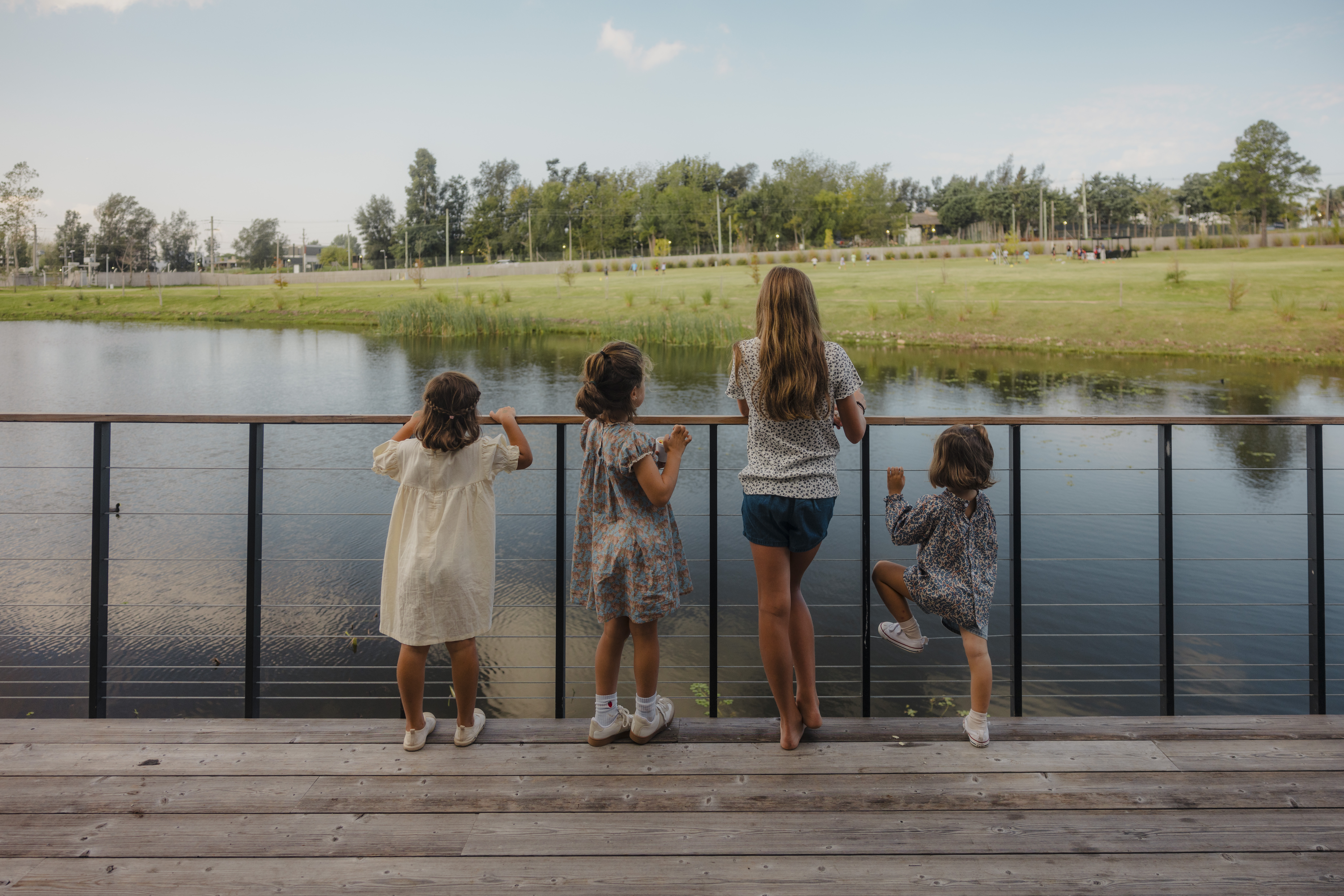 Chicas junto al lago de Los Olivos de Los Horneros