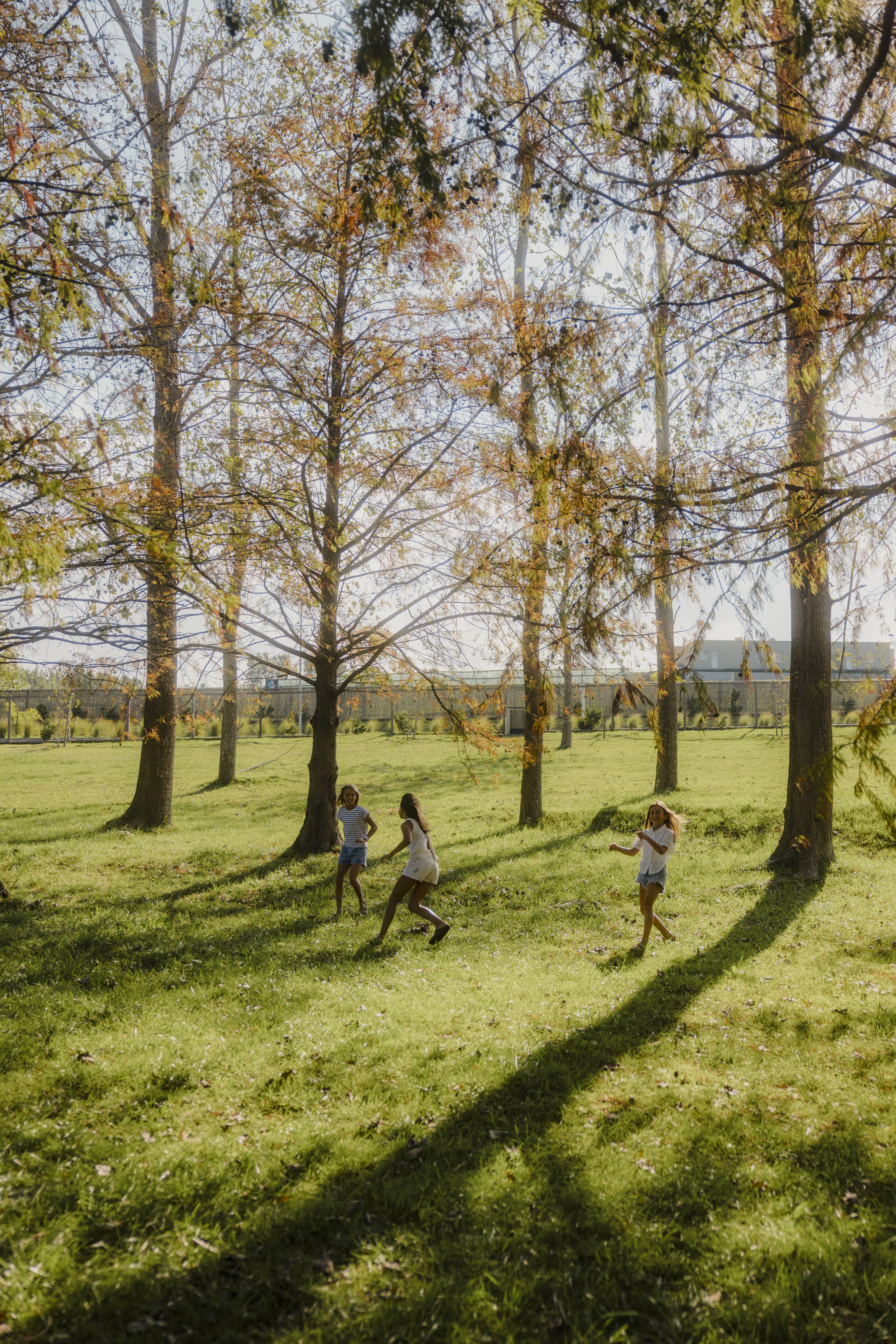 Chicas jugando al aire libre en Los Olivos de Los Horneros